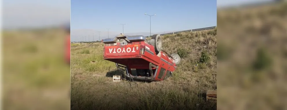 Terrible siniestro en circunvalación sureste: "mordió" la banquina y salió volando