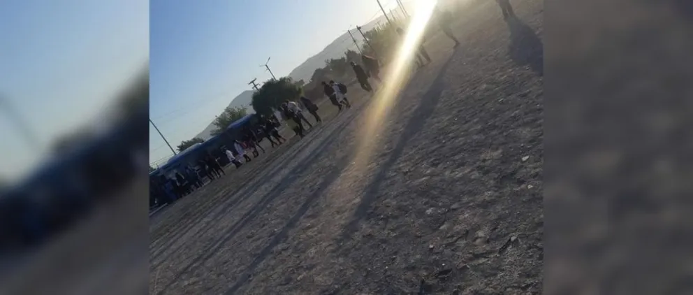 |FOTOS| Interminables filas y pocas unidades de SAETA: el drama de varios vecinos salteños