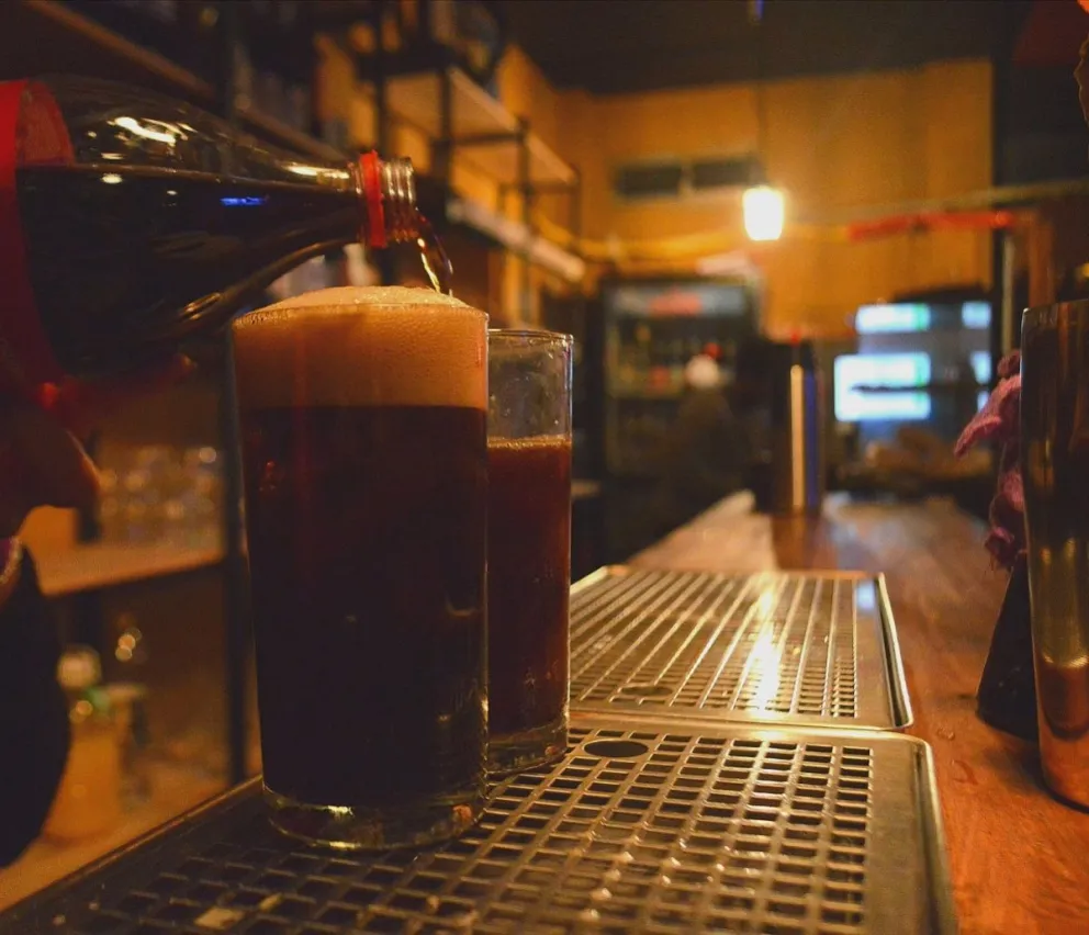 ¡A la Mona Jiménez no le gusta esto! Podría escasear el fernet más importante de los argentinos 