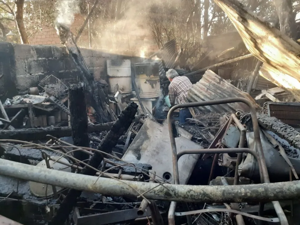 |FOTOS| Madrugada de terror: un edificio fue consumido por el fuego en Salta