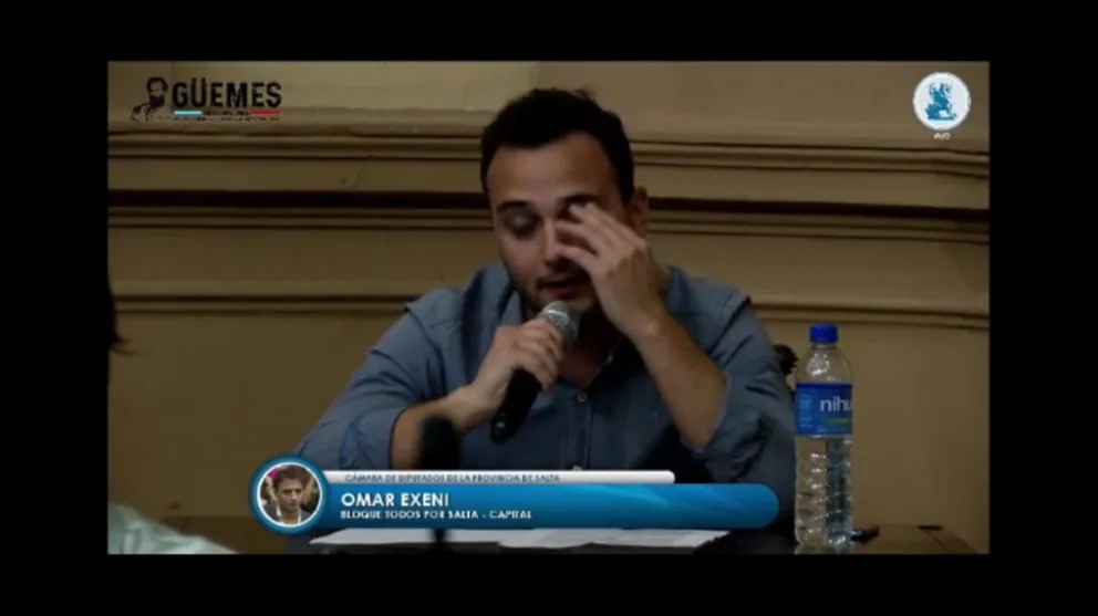 |VIDEO| Entre lágrimas y emocionado, Omar Exeni celebró la aprobación del proyecto sobre la tartamudez