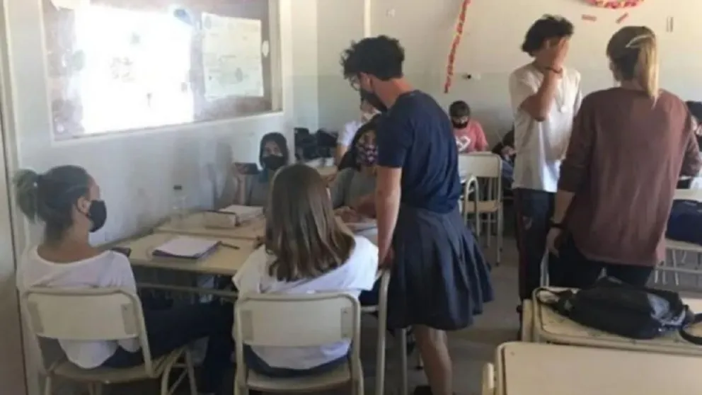 Adolescente fue de pollera al colegio y desató el debate: su mamá explicó el verdadero motivo