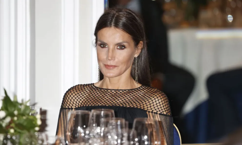 Entre flecos y escote: Letizia eleva las redes con nuevo look de impacto