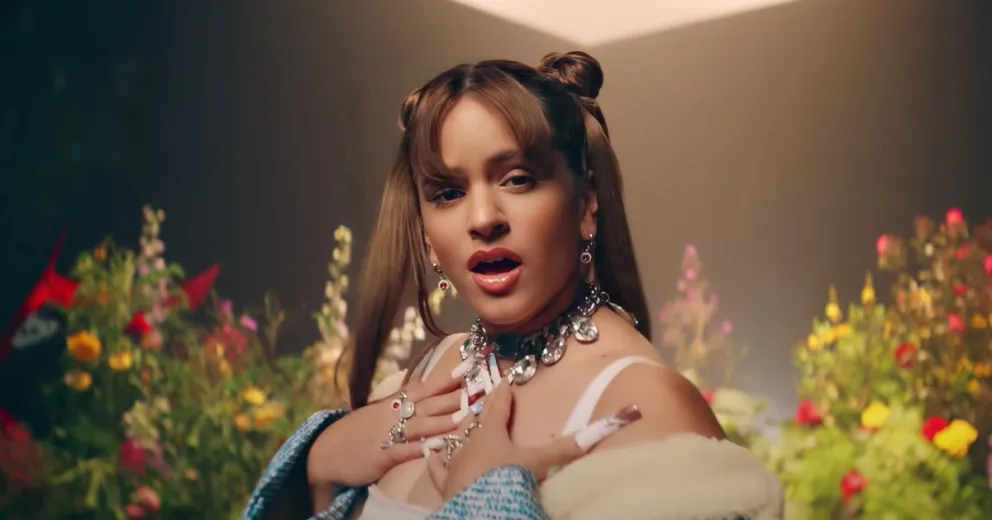 Rosalía enloquece a sus fans con un traje de baño que apenas cubre sus caderas