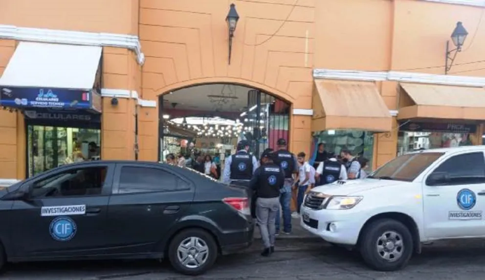 Tras varios allanamientos, hay detenidos por el doble crimen de Circunvalación Oeste. FOTOS