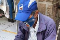 Con 106 años, sale a pedir limosnas en Salta para ayudar a su esposa con cáncer: "Nunca hay que perder la fe" 