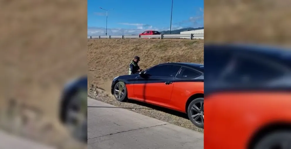 Confuso accidente entre un auto de alta gama y una motocicleta: hay una salteña internada