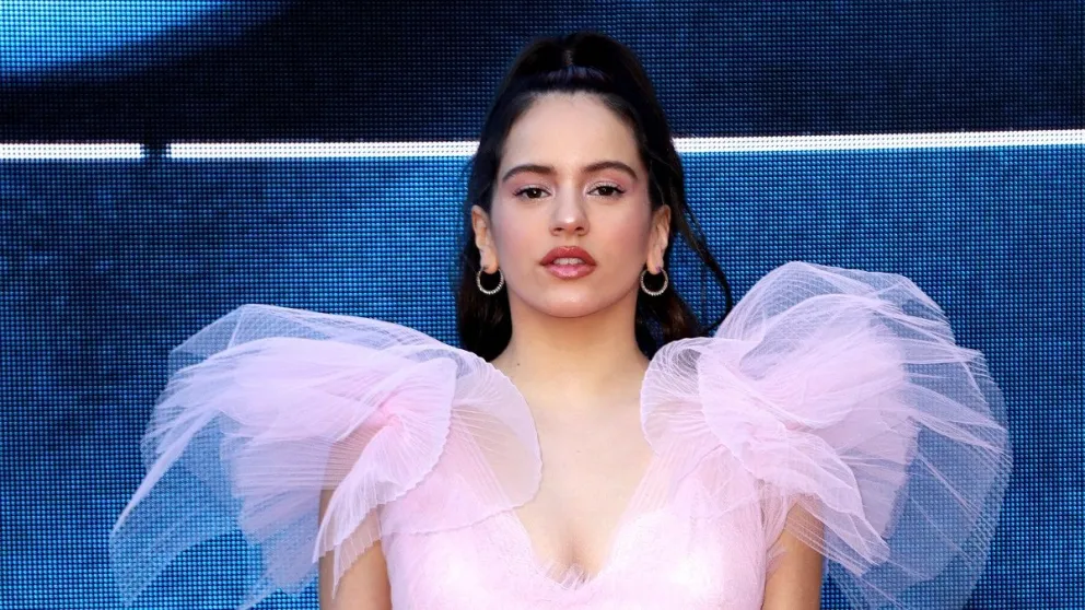 Rosalía se fotografió de espaldas y enseñando mucha sensualidad con este ajustado traje español