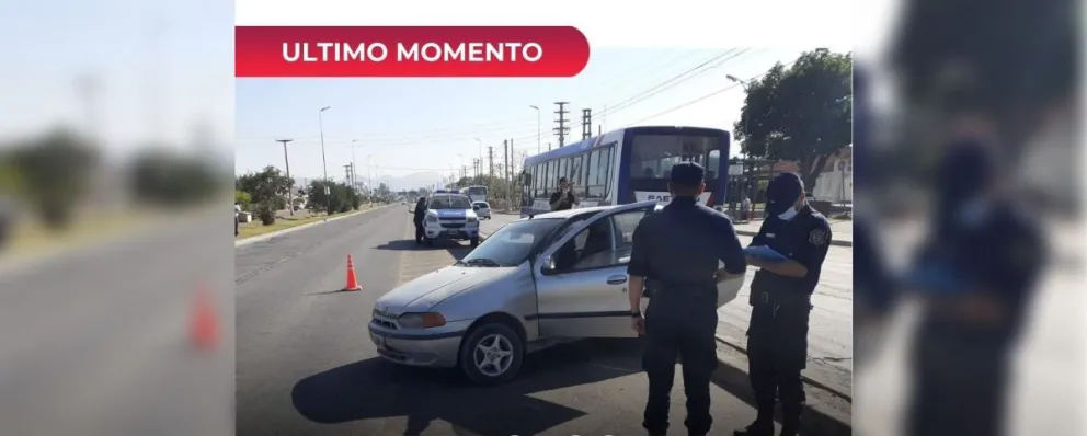 Jornada accidentada: salteño cruzó en rojo y se llevó todo por delante