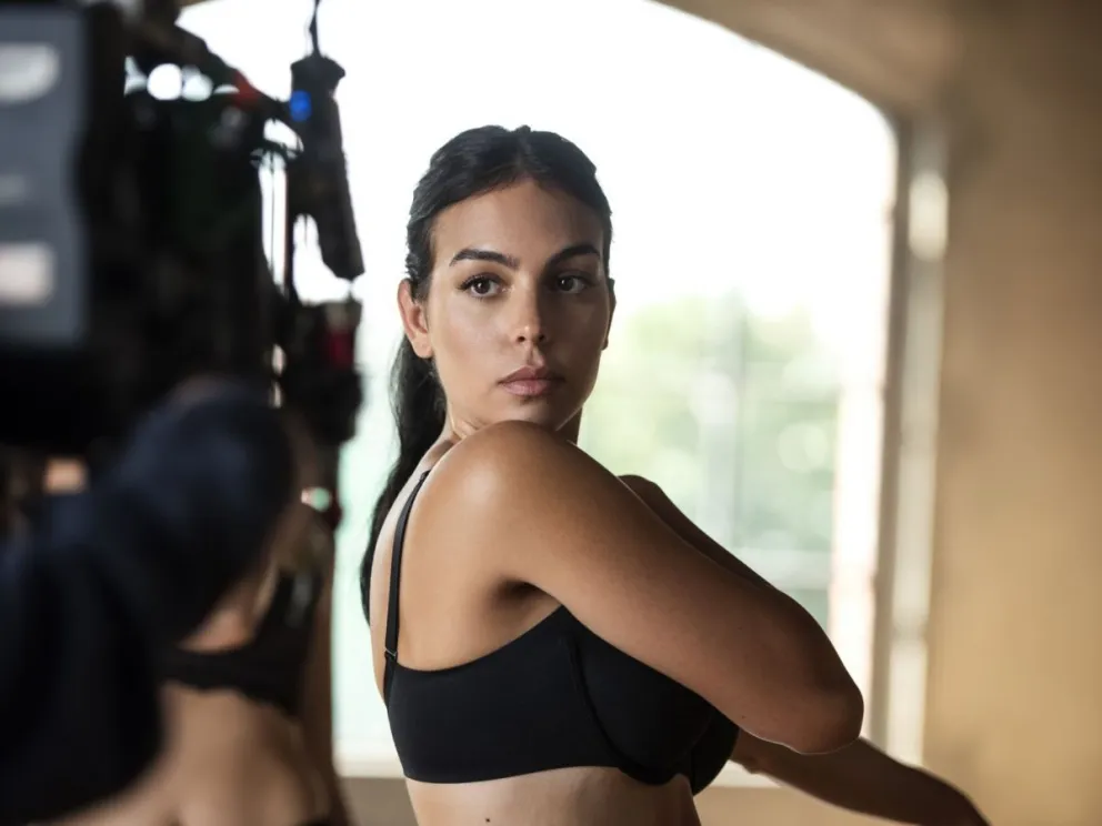 Georgina Rodríguez se fotografió con estos ajustados pantalones deportivos al lado de su lujosa piscina 