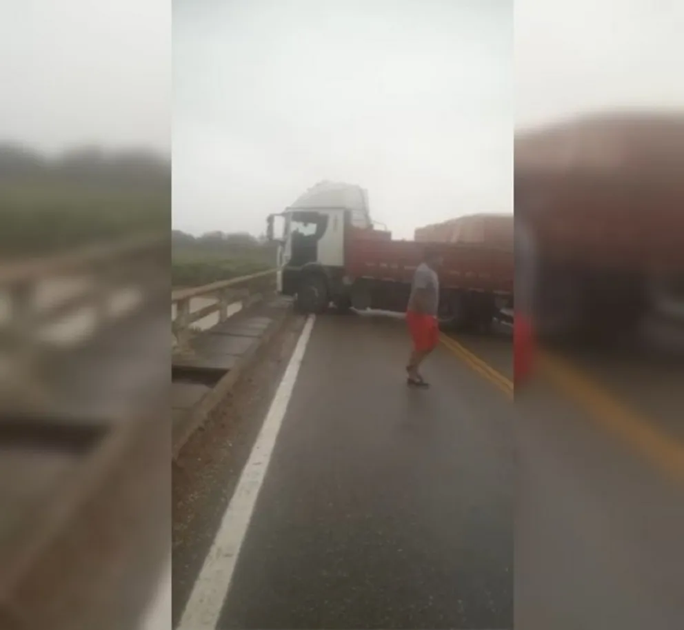 Un camión quedó atascado en el puente del Río Bermejo: “Casi provoca una tragedia”