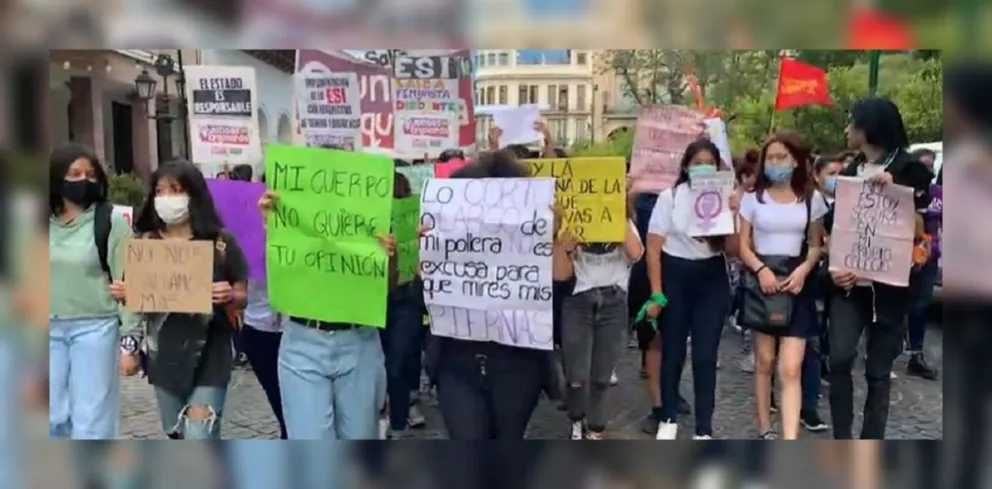 Al grito de “queremos profesores, no acosadores”, padres y alumnos marcharon por la Ciudad