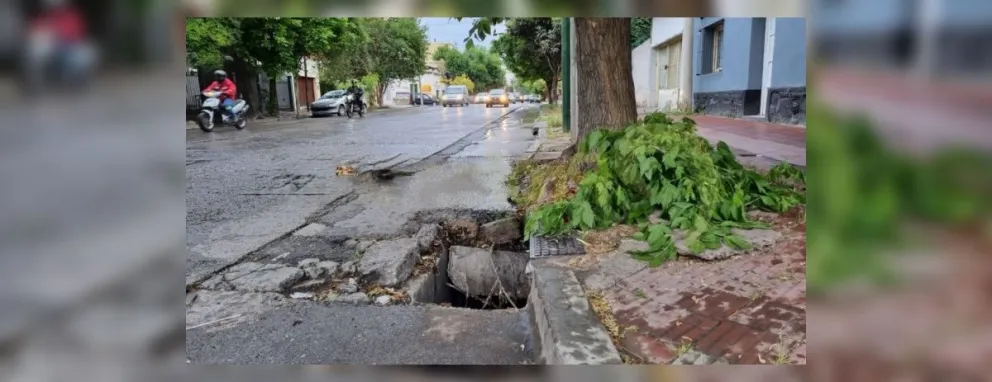 Un terrible pozo a un costado de la calle y gran la preocupación de los vecinos
