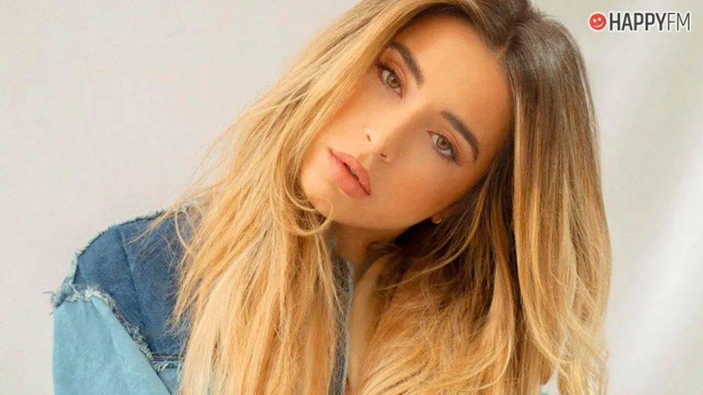 Detrás de cámara: Lola Indigo enseñó lo que llevaba debajo de la falda