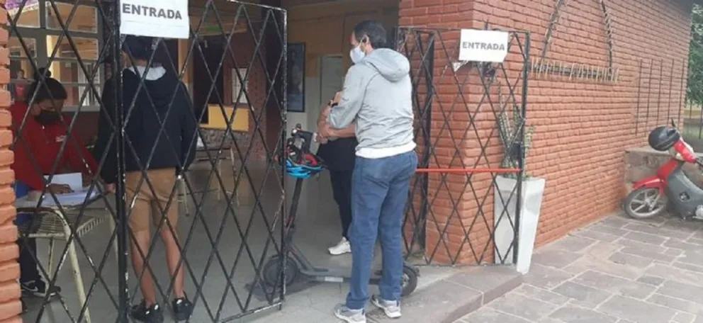 Elecciones 2021: el particular medio de transporte de un salteño para ir a votar