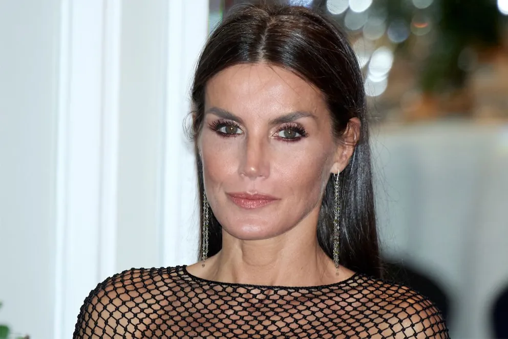 La reina Letizia brilla con un look metalizado para una noche de ópera