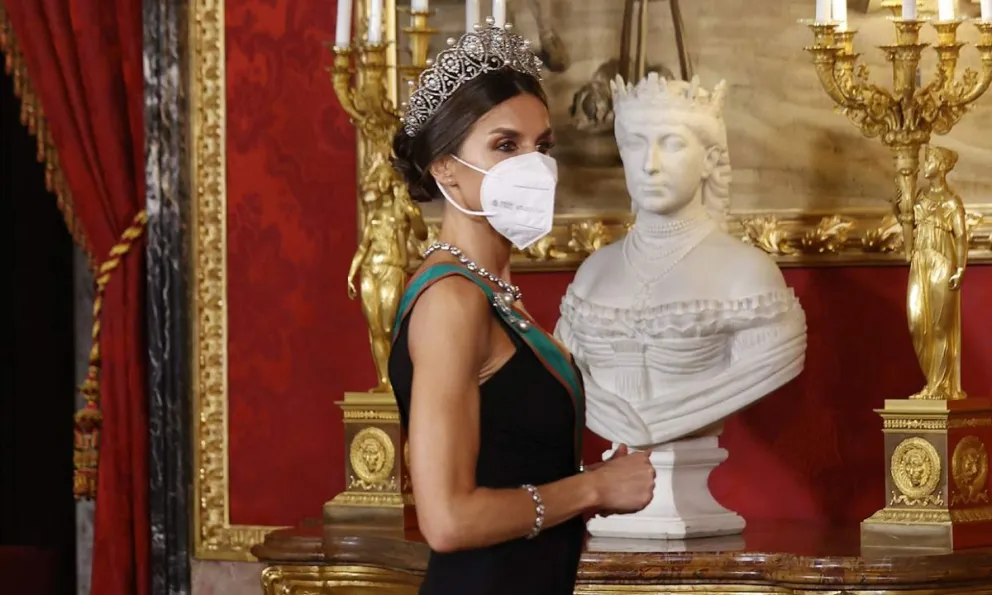La reina Letizia presume escotazo y deslumbra con su look más atrevido del año