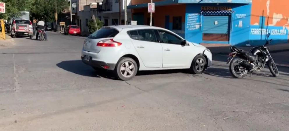 Automovilista no respetó el paso, y terminó embistiendo a un motociclista