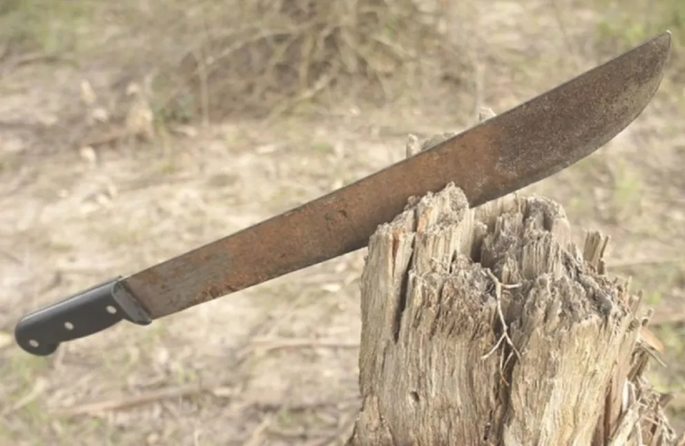 FOTOS | Salteño vio llegar a la policía, y comenzó a amenazarlos con un machete: ¿Qué escondía?