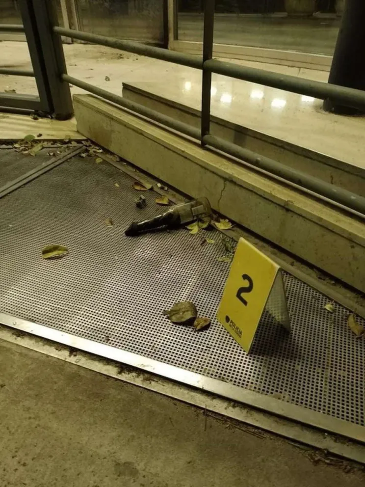 Encapuchados atacaron la sede del diario Clarín con bombas caseras. Los detalles