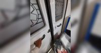 |TERRIBLE VIDEO| La odisea de una mamá: trasladaron a su hija en una ambulancia con la puerta abierta