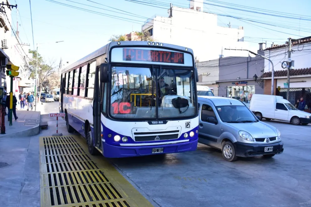 Desesperación y caos: apuñalaron a un pasajero en un colectivo de SAETA     