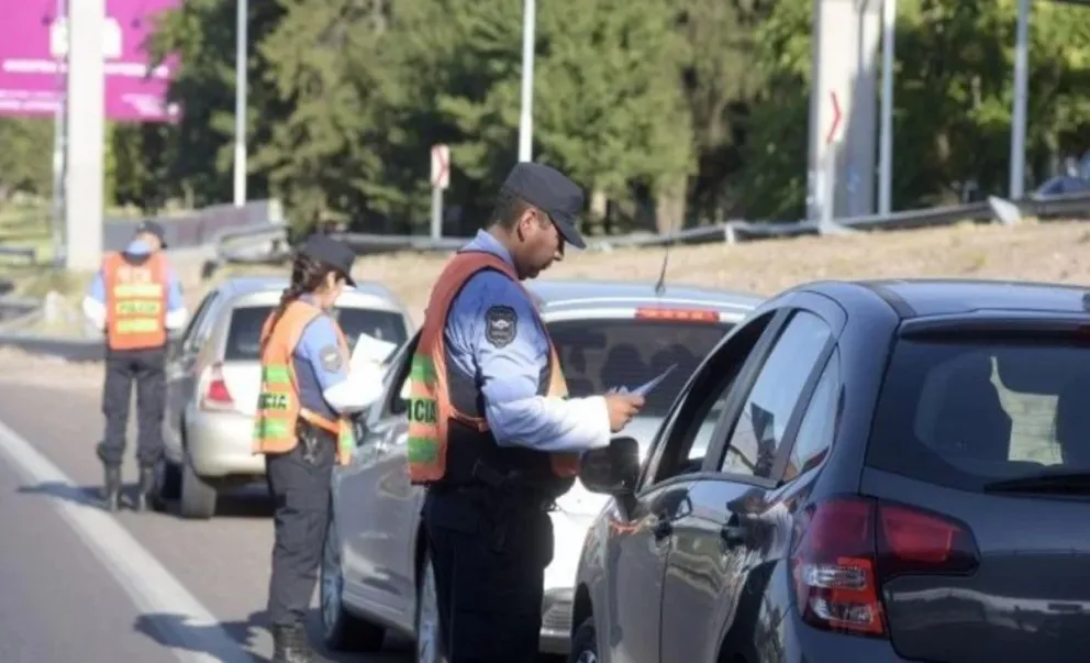 Rápido y furioso: Un conductor casi logra escapar con una gran cantidad de sustancias ilegales