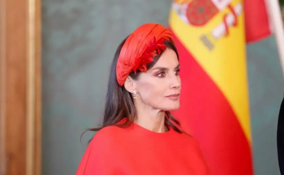 La reina Letizia tuvo un percance con su cartera, que ha dejado a la vista su contenido 