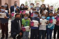 Gustavo Saénz recibió a chicos de Pinachal e hizo entrega de tablets para apoyo escolar
