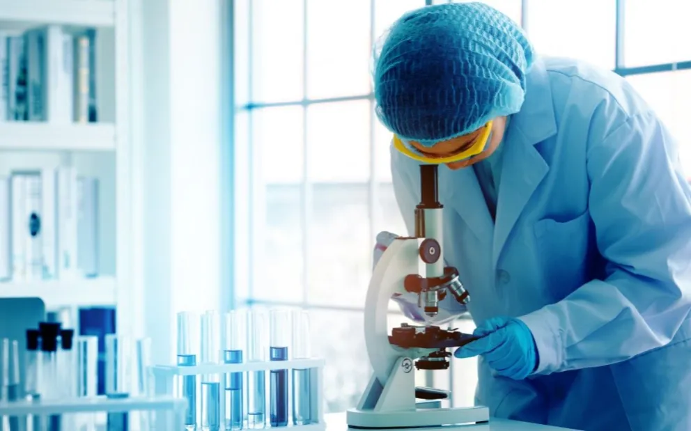 Científico afirma que la variante Ómicron del coronavirus podría ser prevenida con las vacunas existentes