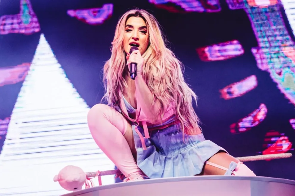Lola índigo provoca a sus fans al agacharse y mostrar su enorme encanto