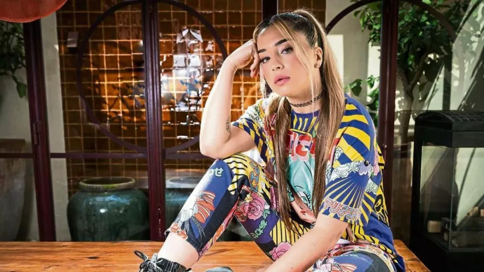 Lola Índigo posa de frente pero un detalle en sus pies llamó la atención de sus fans