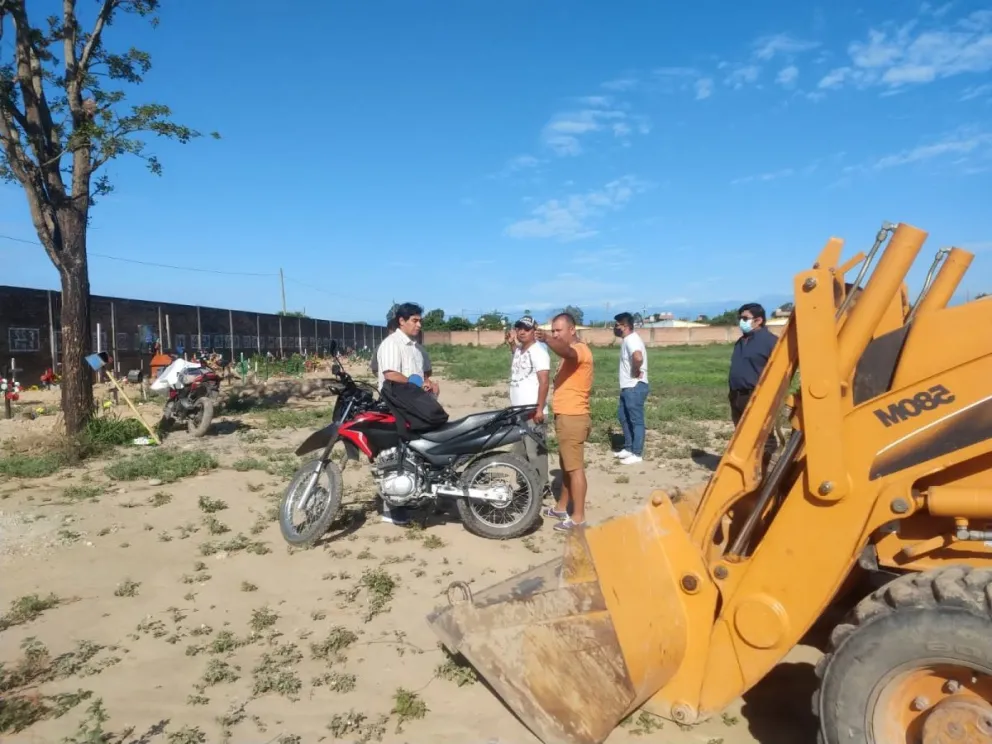 |URGENTE| Con una máquina, hallan en Orán el cadáver de una persona que falleció en 2020 por COVID-19