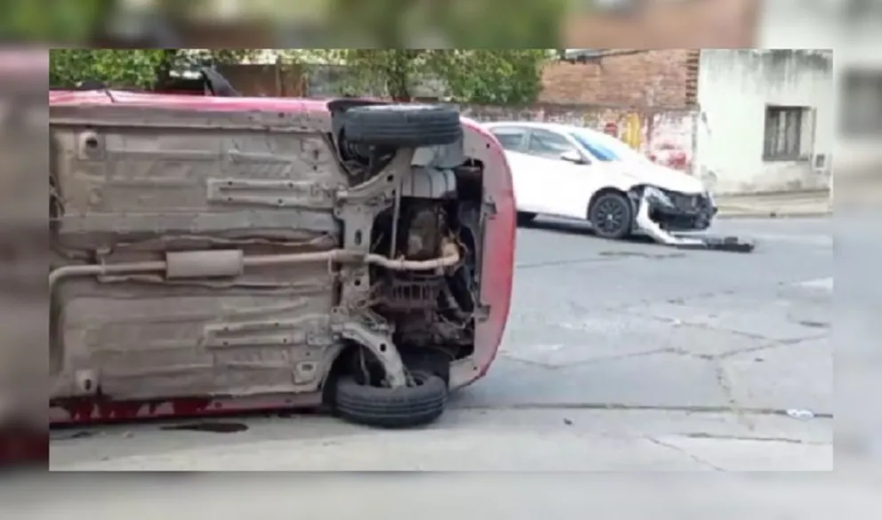 Choque y vuelco en zona norte: una mujer quedó atrapada en uno de los vehículos