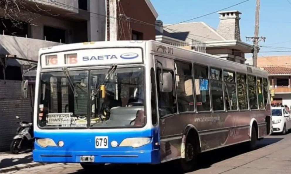 Un colectivo impactó misteriosamente contra un guardarrail