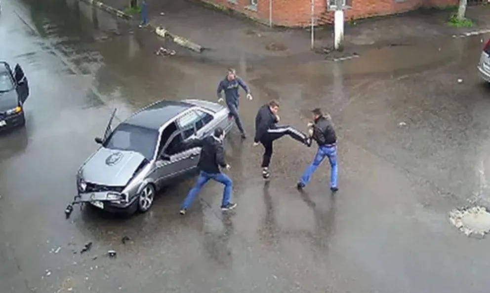 De no creer: se bajó con un palo y le destrozó el auto