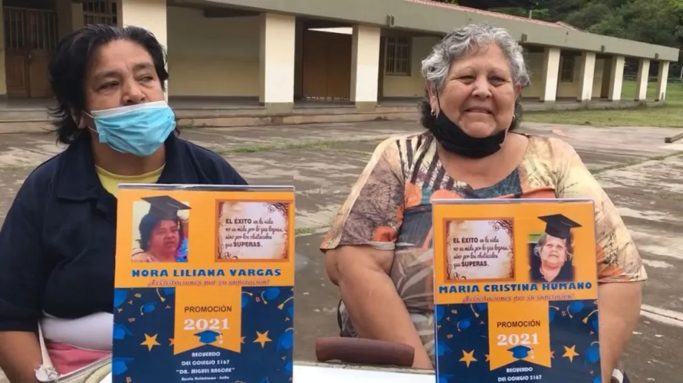 ¡Viejos son los trapos! Abuelitas de 70 años se egresaron de la secundaria junto a sus nietos