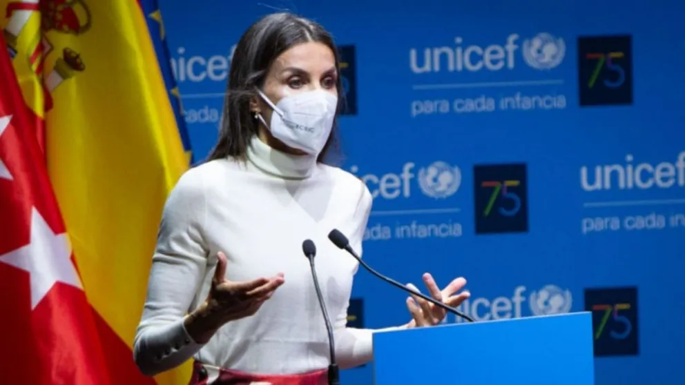 La soberana reaparece ante el público con un look en rojo que impresionó hasta el mismo David Bisbal