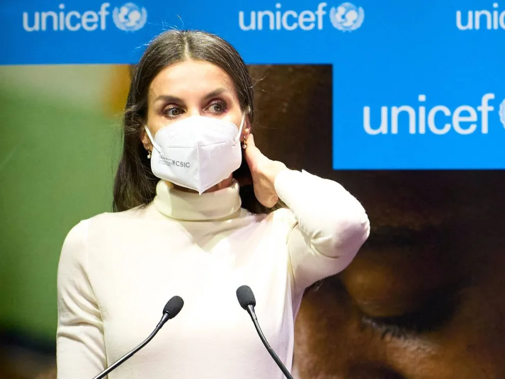 Letizia deja a todos boquiabiertos con su nuevo look en blanco y negro