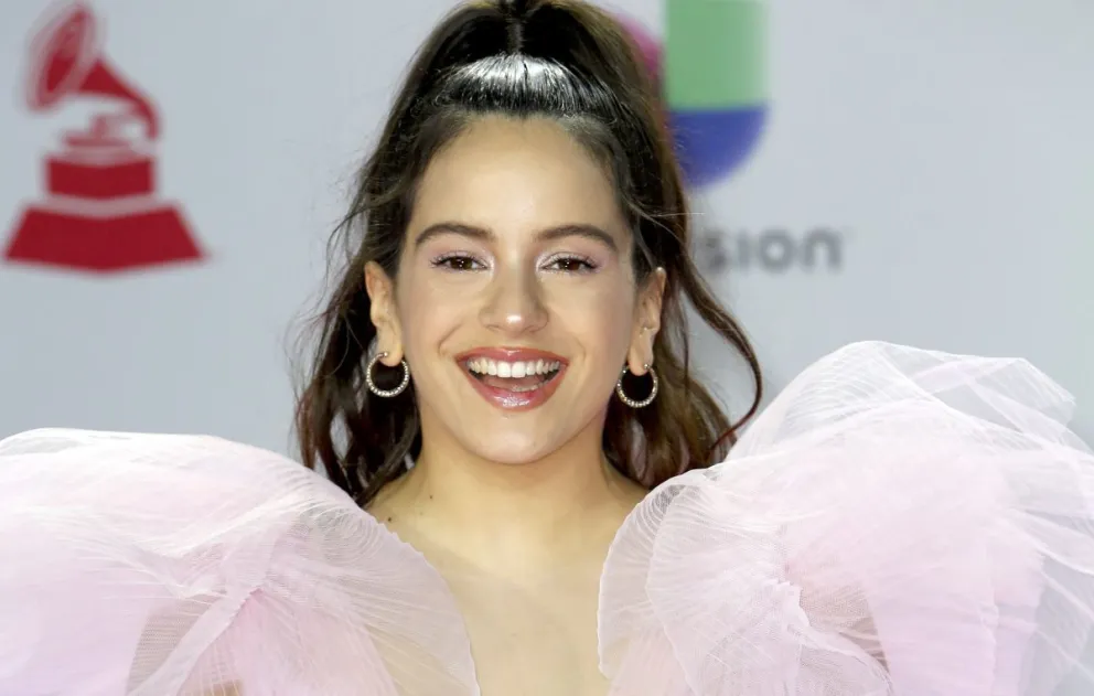 Rosalía posa de espaldas y al natural y todas las redes colapsan