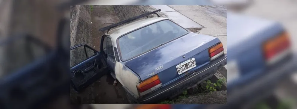 Lunes inicia mal: salteño se habría pasado de copas y terminó con su auto adentro de un canal