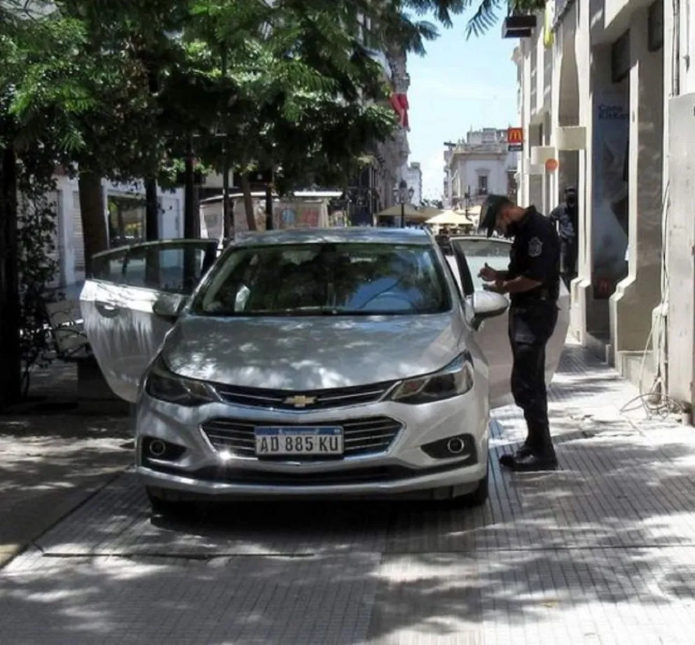 Venía pisteando como un campeón en plena peatonal Alberdi: ¿Qué pasó?