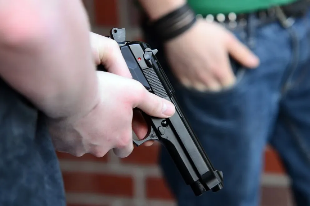 Disturbios en la vía pública: discutieron, sacaron sus armas y le dispararon a una bebé sin querer