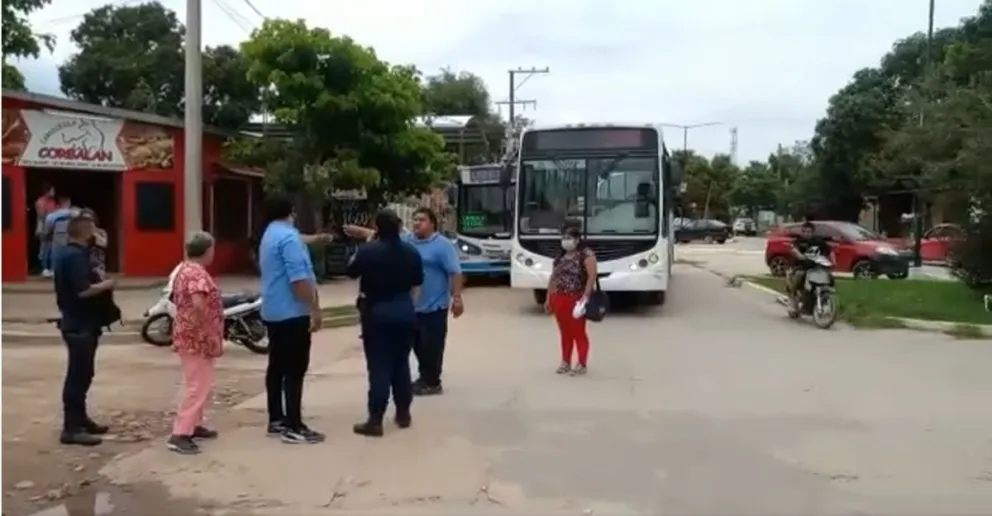 |TERRIBLE VIDEO| Violenta discusión entre colectiveros: intervino la policía para que no se fajen