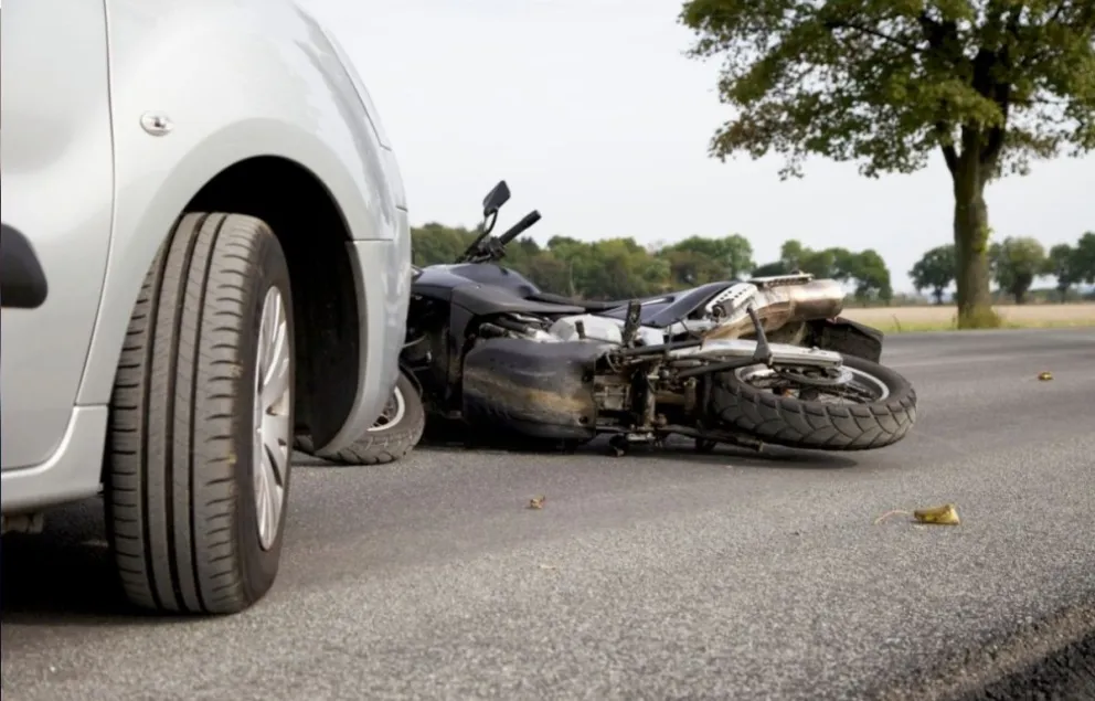 Como si no pasara nada: salteño atropelló a un abuelo en moto y lo dejó tirado