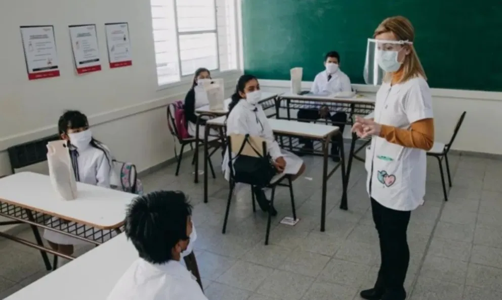 Docentes salteños se manifestaron en la plaza 9 de julio exigiendo mejoras salariales