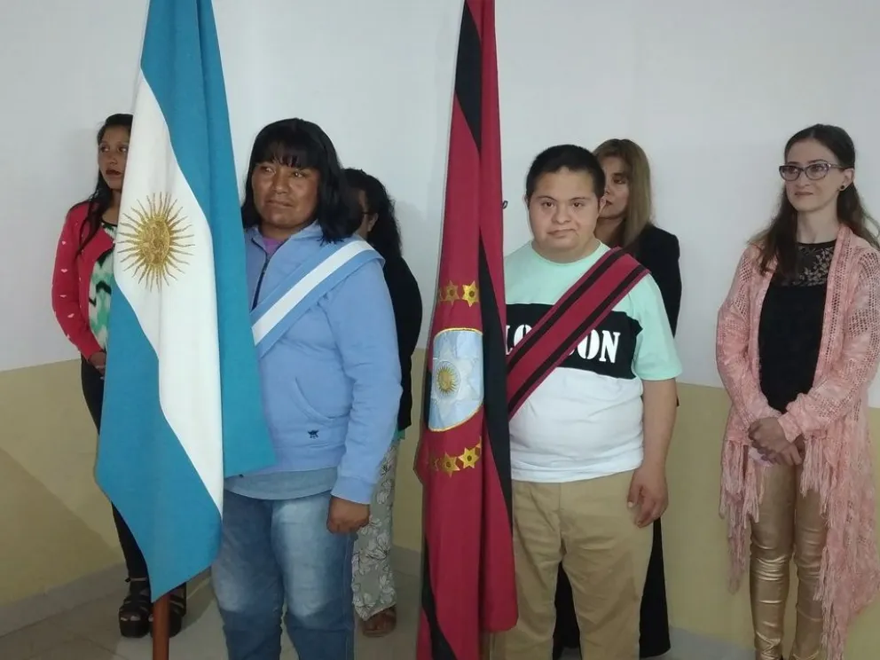 Es mamá de 6 pequeños, albañil de profesión y se encuentra construyendo su propia casa