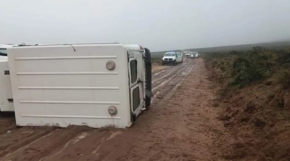 A causa de la acumulación del  barro, volcó una ambulancia del hospital de Cachi 