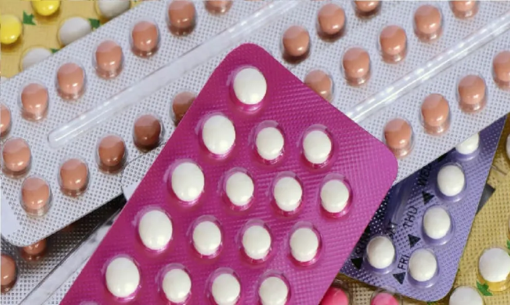 Una mujer casi pierde la vida luego de tomar anticonceptivos recetados