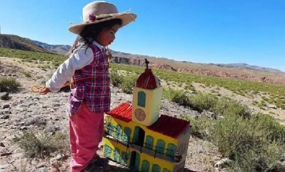 La niña con un cabildo emocionó a un argentino que vive en Estados Unidos
